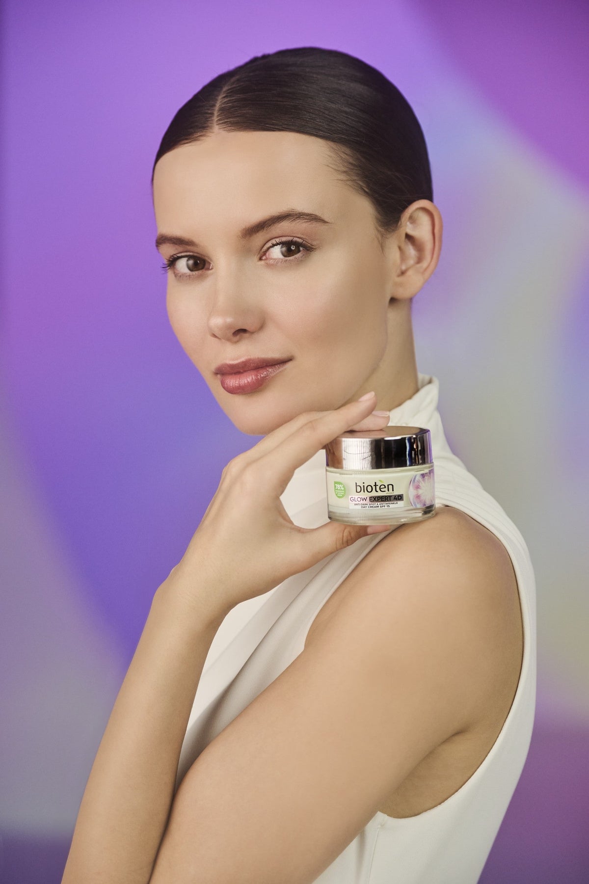 bioten Glow Expert 4D Day Cream - model